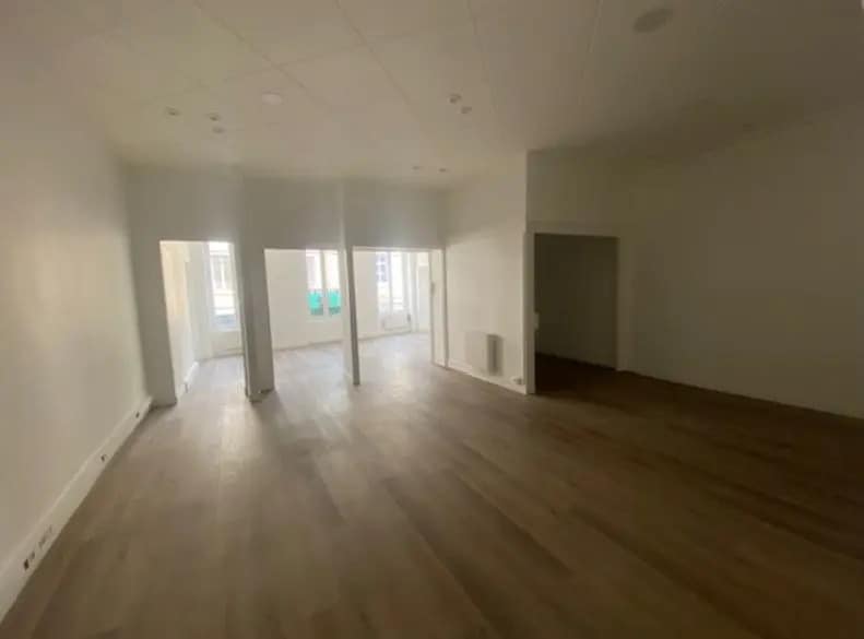 Office in Lyon for lease - Interior Photo - Image 3 of 5