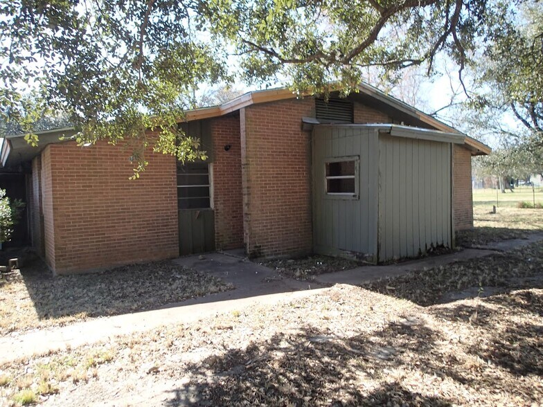 1015 N Liberty St, El Campo, TX for sale - Building Photo - Image 3 of 12