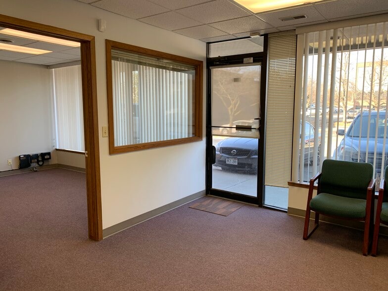 301 S 70th St, Lincoln, NE for lease - Interior Photo - Image 3 of 27