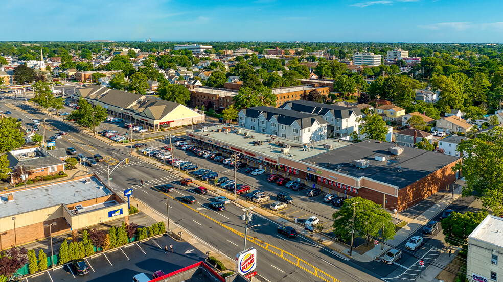 172-192 W Merrick Rd, Valley Stream, NY for lease - Building Photo - Image 1 of 2