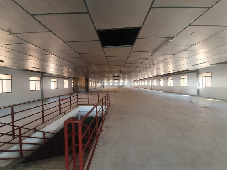 Industrial in SEVILLA for lease - Building Photo - Image 3 of 12