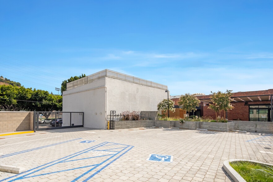 3716 Eagle Rock Blvd, Los Angeles, CA for lease - Building Photo - Image 2 of 6
