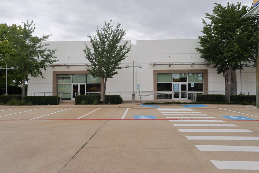 2703 W Mockingbird Ln, Dallas, TX for lease - Building Photo - Image 2 of 9