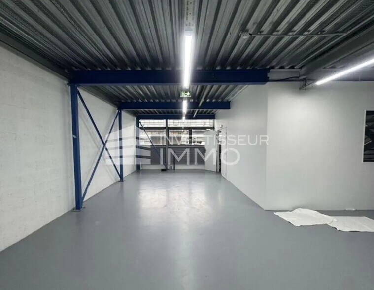 Flex in Pantin for lease - Interior Photo - Image 3 of 6