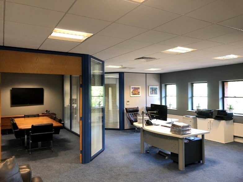 Northbridge Rd, Berkhamsted for lease - Interior Photo - Image 2 of 5