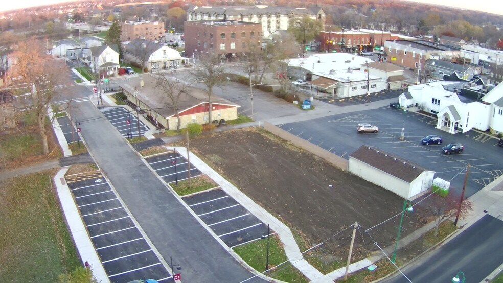 6 W Van Buren St, Oswego, IL for sale - Building Photo - Image 1 of 2