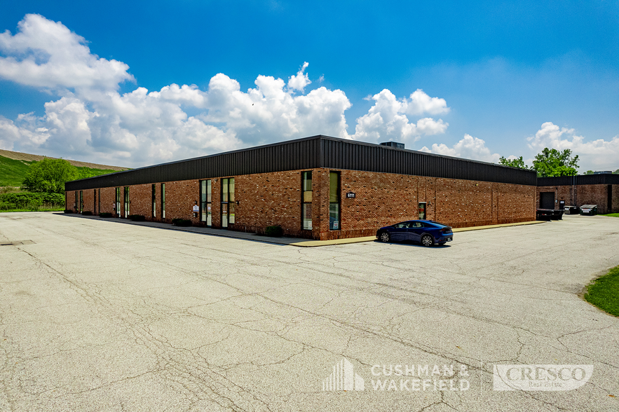 6111 Carey Dr, Valley View, OH for lease - Building Photo - Image 1 of 9