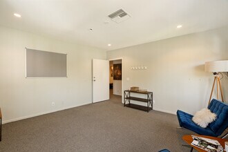 588 N Larchmont Blvd, Los Angeles, CA for lease Interior Photo- Image 2 of 6