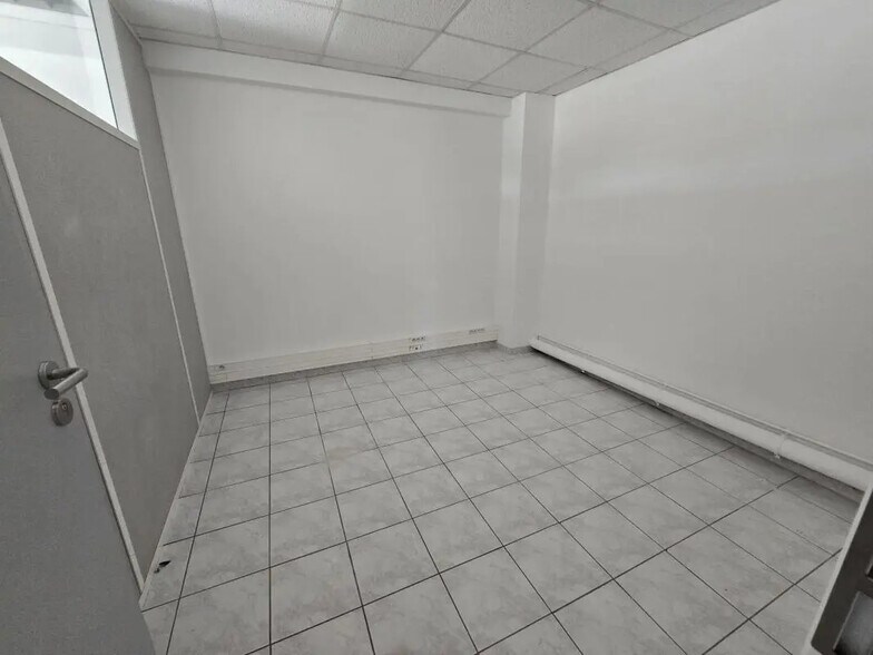 Office in Nîmes for lease - Interior Photo - Image 1 of 6