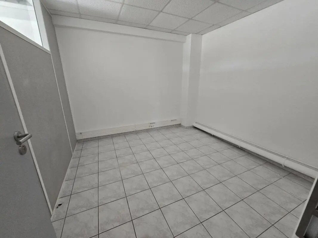 Office in Nîmes for lease Interior Photo- Image 1 of 7