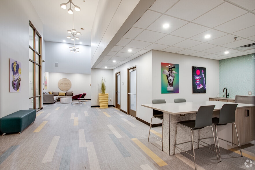 310-330 15th Ave SE, Minneapolis, MN for lease - Lobby - Image 3 of 46