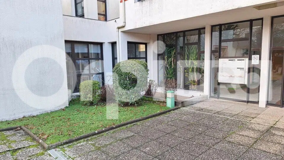 Office in Saint-Nazaire for lease - Lobby - Image 1 of 7