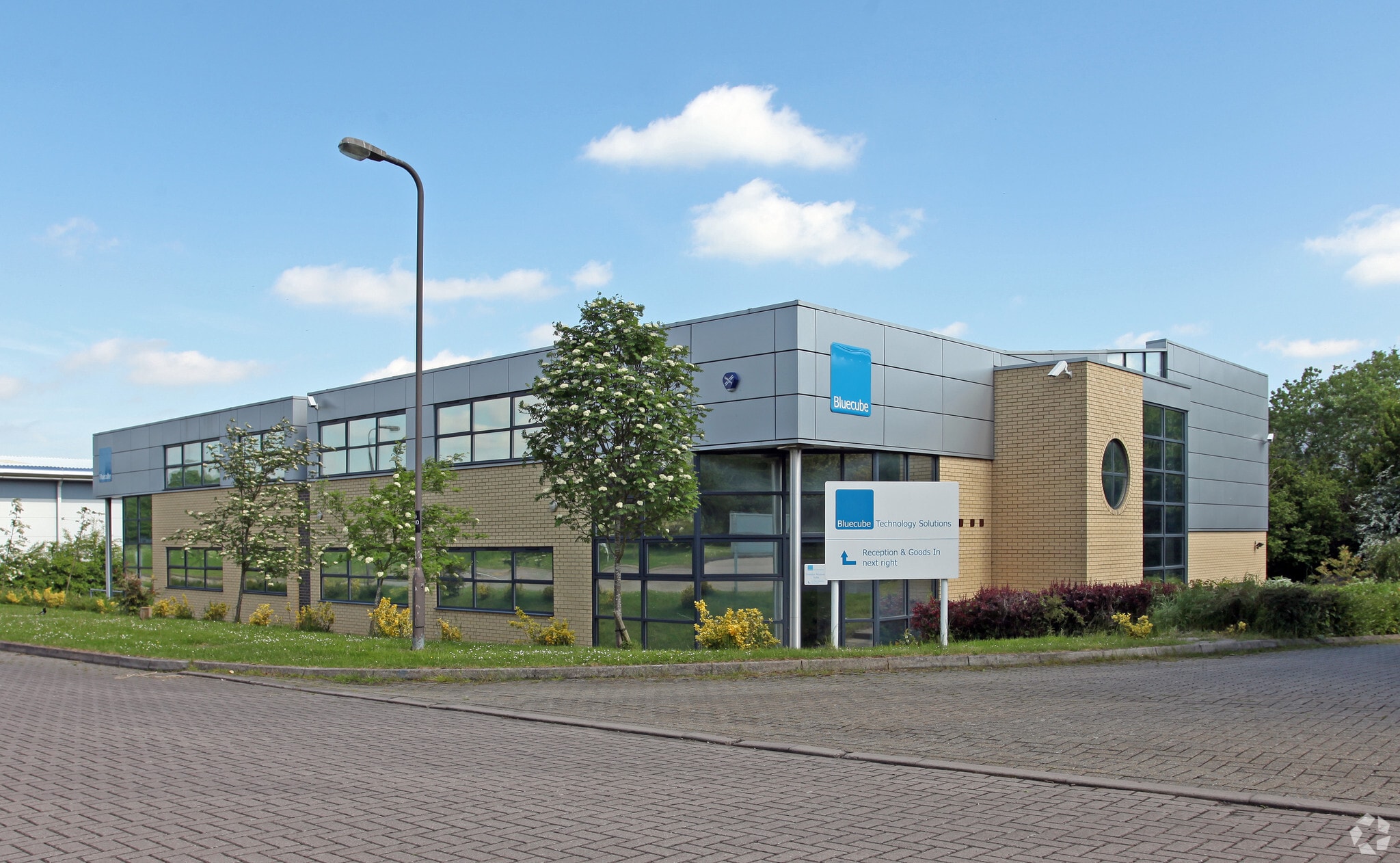 1-2 Blackhill Dr, Milton Keynes for sale Primary Photo- Image 1 of 1