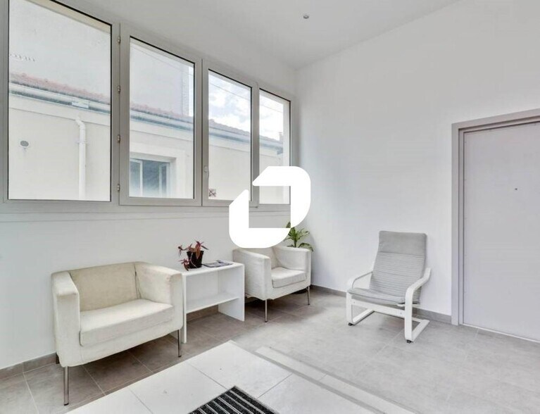 Office in Bagnolet for lease - Interior Photo - Image 2 of 14