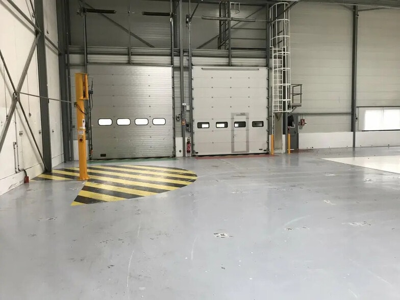 11 Rue De La Grande Borne, Le Mesnil-Amelot for lease - Interior Photo - Image 3 of 6