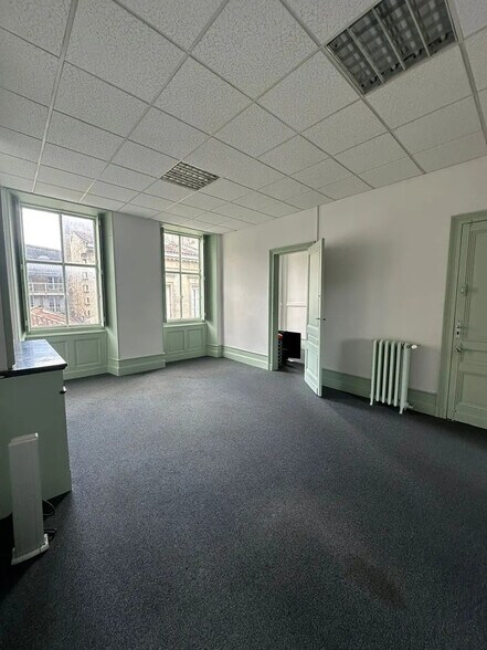 15 Rue Lafaurie De Monbadon, Bordeaux for lease - Interior Photo - Image 2 of 7