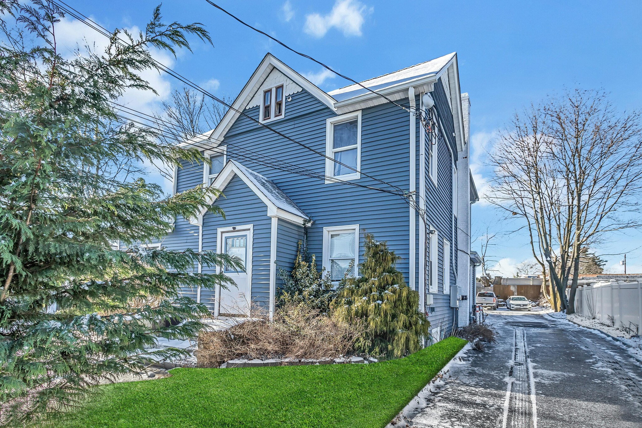 374 E Meadow Ave, East Meadow, NY for sale Primary Photo- Image 1 of 1