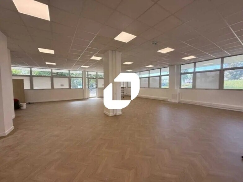 Office in Osny for lease - Building Photo - Image 3 of 32