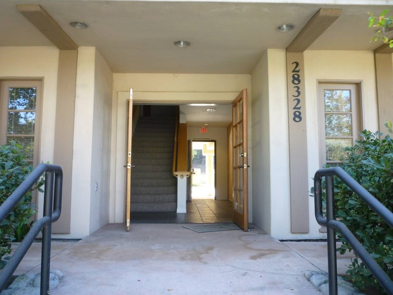 28328 Agoura Rd, Agoura Hills, CA for lease - Building Photo - Image 2 of 9