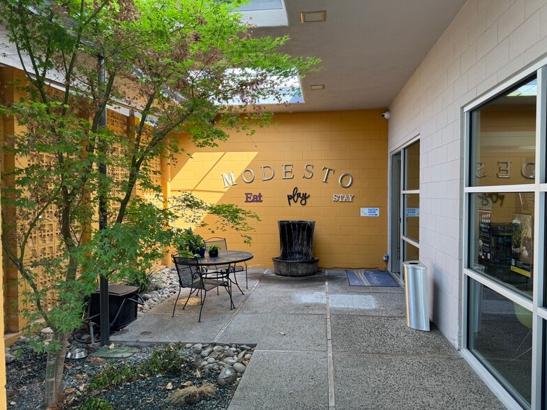 1008 12th St, Modesto, CA for lease - Building Photo - Image 3 of 21