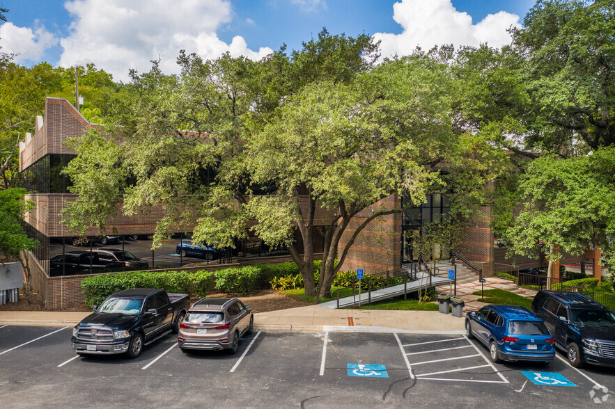 9005 Mountain Ridge Dr, Austin, TX for lease - Building Photo - Image 1 of 5