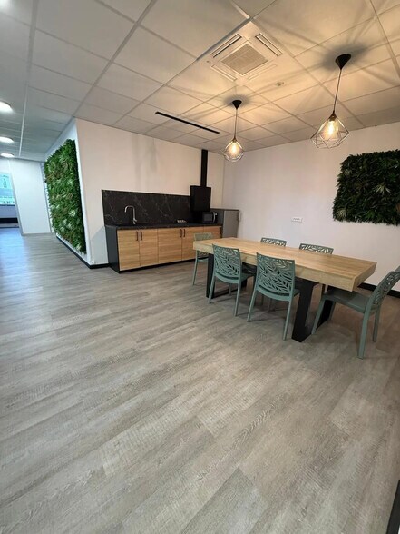 Office in Créteil for lease - Interior Photo - Image 2 of 5