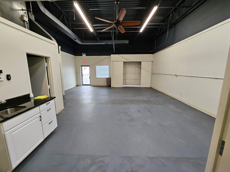 541 N Wolf Rd, Wheeling, IL for lease - Building Photo - Image 1 of 12