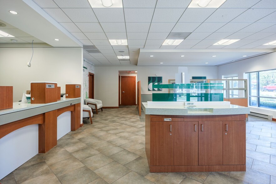 563 Larkfield Rd, East Northport, NY for lease - Interior Photo - Image 2 of 13