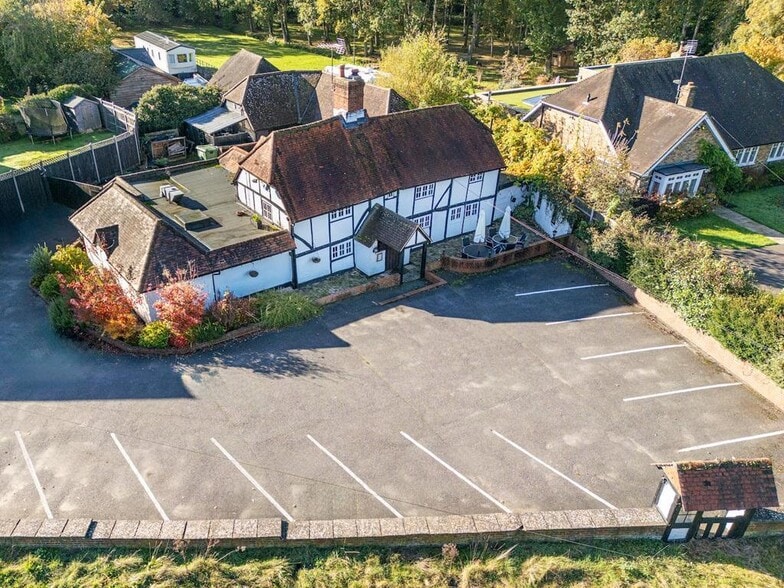 125 Windsor Rd, Chobham for sale - Building Photo - Image 1 of 9