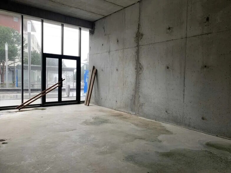 Retail in Lormont for lease - Building Photo - Image 3 of 6