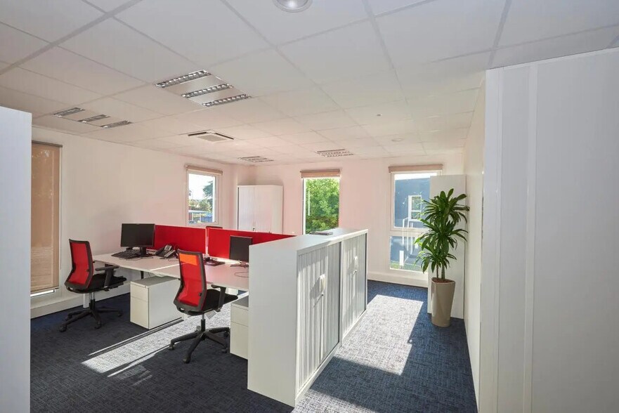 Office in Le Haillan for lease - Interior Photo - Image 2 of 6