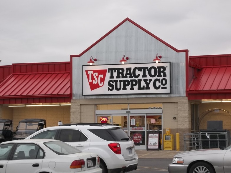 1403-1515 S Santa Fe Ave, Chanute, KS for lease - Building Photo - Image 1 of 7