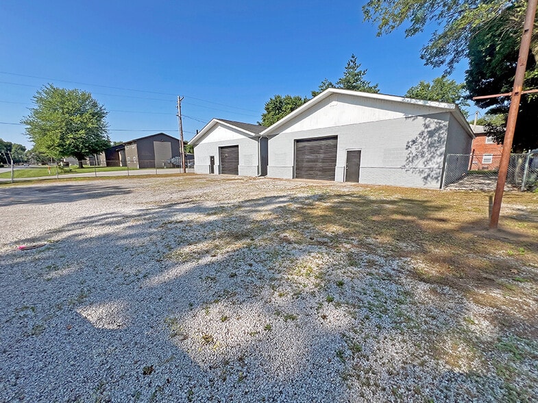 Two 2,400 SF Industrial Buildings portfolio of 2 properties for sale on LoopNet.com - Building Photo - Image 3 of 4