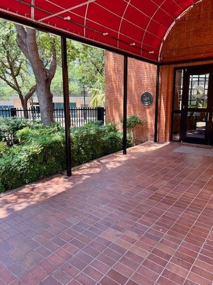 2211 N Lamar St, Dallas, TX for lease - Building Photo - Image 3 of 7