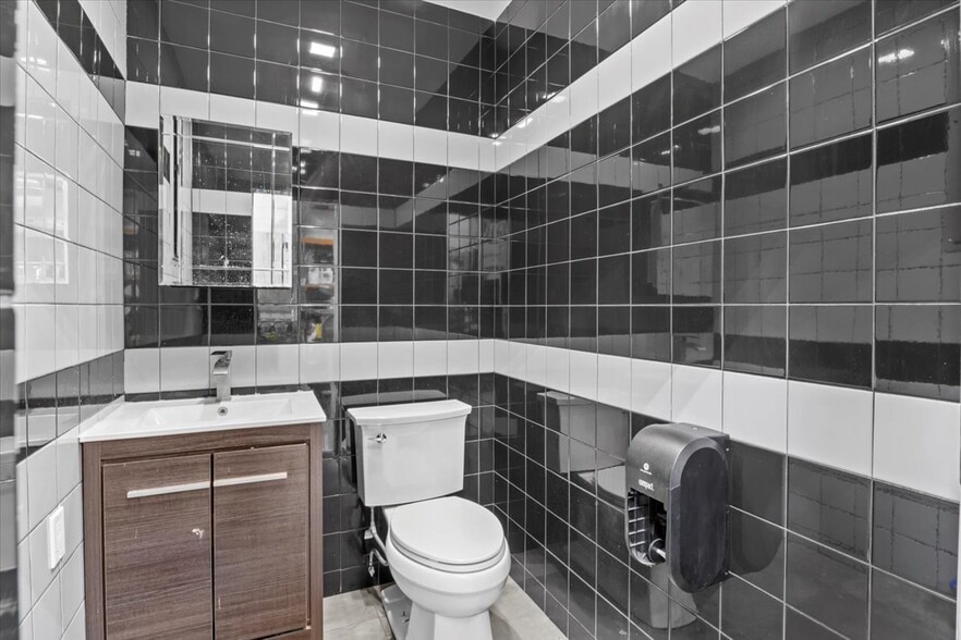 24-65 46th St, Astoria, NY for sale - Interior Photo - Image 3 of 11