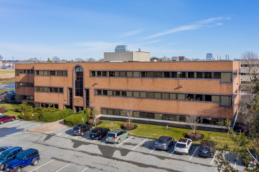 2 Corporate Pl, Middletown, RI for sale - Primary Photo - Image 1 of 1