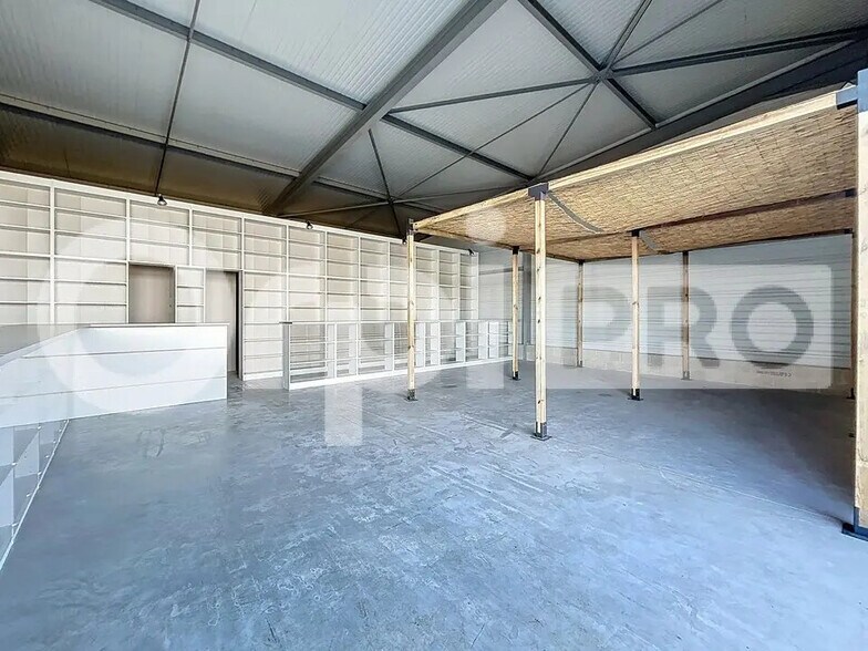 Retail in Rantigny for lease - Interior Photo - Image 2 of 6
