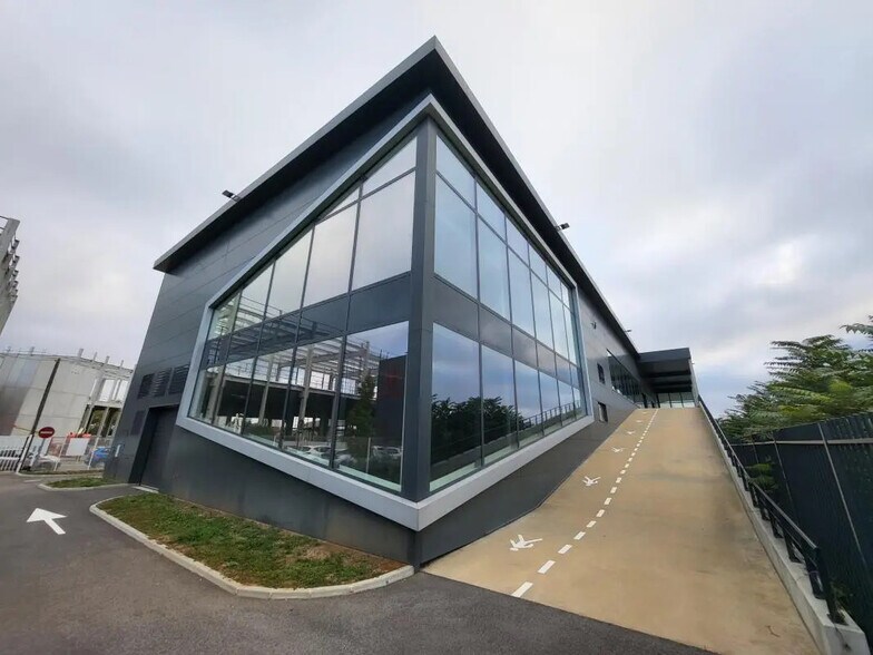 Flex in Vénissieux for lease - Building Photo - Image 2 of 7