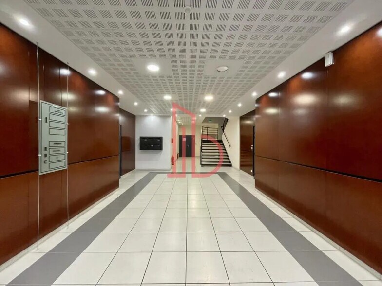 Office in Mérignac for lease - Lobby - Image 2 of 5