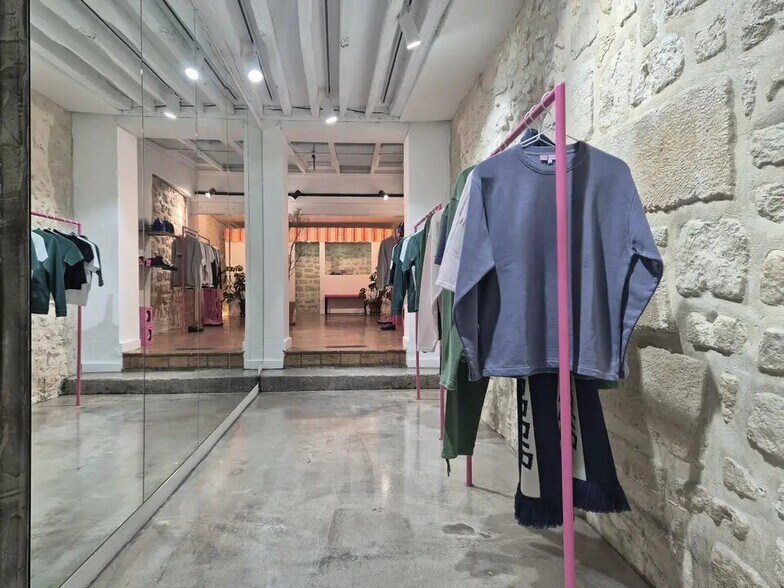 Retail in Paris for lease - Building Photo - Image 3 of 11