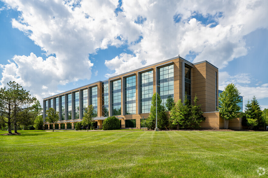 36500 Corporate Dr, Farmington Hills, MI for sale - Building Photo - Image 3 of 7