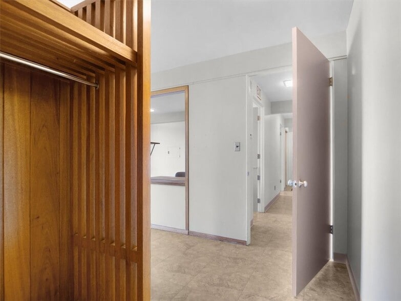 5973 Walworth Rd, Ontario, NY for sale - Interior Photo - Image 3 of 43