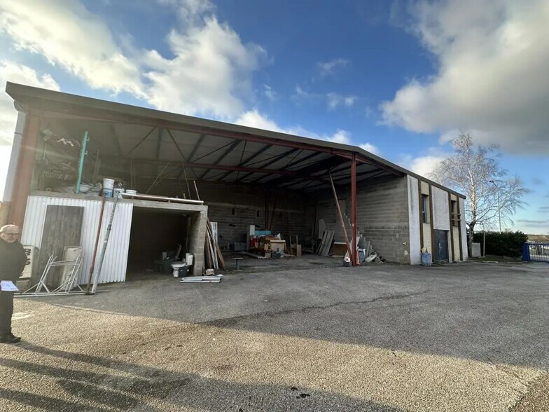 Flex in Lentilly for lease - Building Photo - Image 2 of 7