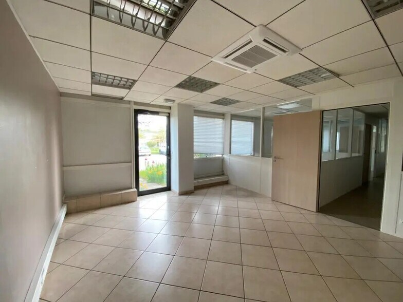 Office in Taluyers for lease - Building Photo - Image 2 of 6