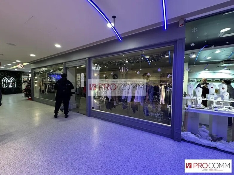 Retail in Chartres for lease - Building Photo - Image 1 of 1