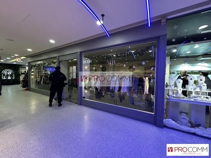 Retail in Chartres for lease Building Photo- Image 1 of 2