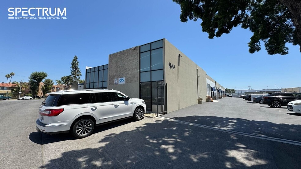 15414 Cabrito Rd, Van Nuys, CA for lease - Building Photo - Image 1 of 9