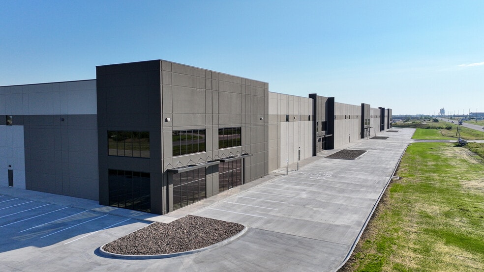 NEC of 53rd St & N Webb rd, Bel Aire, KS for lease - Building Photo - Image 2 of 8