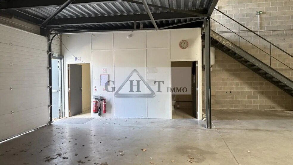 Industrial in Mareuil-lès-Meaux for sale - Interior Photo - Image 2 of 8