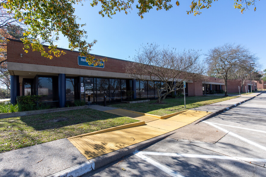 15621 Blue Ash Dr, Houston, TX for lease - Building Photo - Image 1 of 10